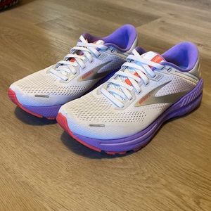Woman’s Brooks Adrenaline GTS 22